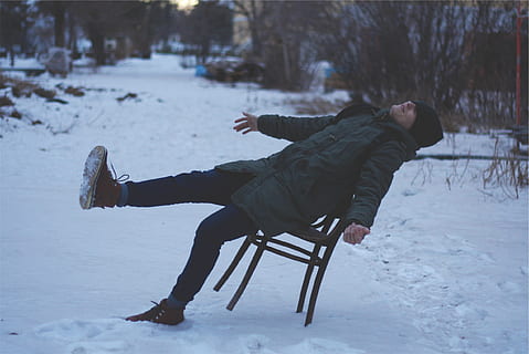 Kerl, Mann, Winter, Schnee, Stuhl, Stiefel, Jacke, Hut, Toque, Mütze, Menschen, kalte Temperatur, in voller Länge, eine Person, warme Kleidung, Freizeitbeschäftigung, Natur, Feld, Land, Abdeckung, Lebensstile, echte Menschen, Kleidung, weiße Farbe, Tag, Sitzung, Sitz, draußen, menschlicher Arm, 1080P, CC0, gemeinfrei, lizenzfrei