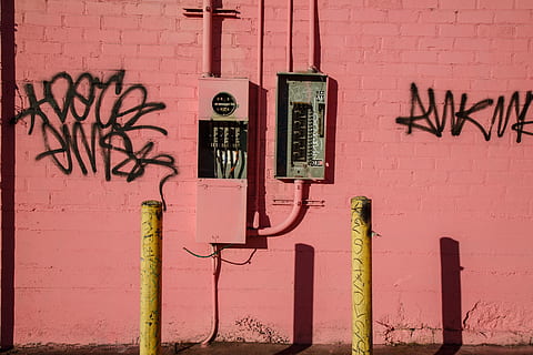 lyserøde væg, grå, sort, breaker, væg, elektrisk, boks, tråd, gade, grafitti, kunst, pol, skygge, lyserød, by-, by, elektrisk kasse, murbygningsfunktion, graffiti, tekst, bygget struktur, arkitektur, bygning udvendig, ingen mennesker, meddelelse, dag, vestlige script, rød, lyserød farve, murstens væg, sollys, udendørs, mursten, kreativitet, bygning, besked, 5K, CC0, offentligt domæne, royaltyfrie