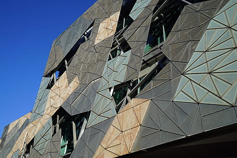 rivestimento metallico, impatto visivo, facciata, Immagine, punto di differenza, Inquadratura dal basso, architettura, struttura costruita, esterno dell'edificio, cielo, cielo sereno, giorno, costruzione, natura, moderno, nessuno, all'aperto, vetro - materiale, riflessione, edificio per uffici esterno, città, militare, rappresentazione umana, destinazioni di viaggio, 4K, CC0, dominio pubblico, privo di copyright