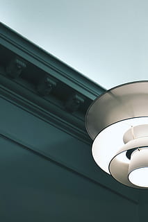 lampada a sospensione bianca, Senza titolo, luce, parete, soffitto, ombra leggera, architettura, Inquadratura dal basso, attrezzatura per l'illuminazione, illuminato, struttura costruita, cielo, nessuno, elettricità, tecnologia, esterno dell'edificio, connessione, luce elettrica, all'aperto, giorno, natura, trasporto pubblico, raggiante, lampada elettrica, apparecchio di illuminazione, 2K, CC0, dominio pubblico, privo di copyright