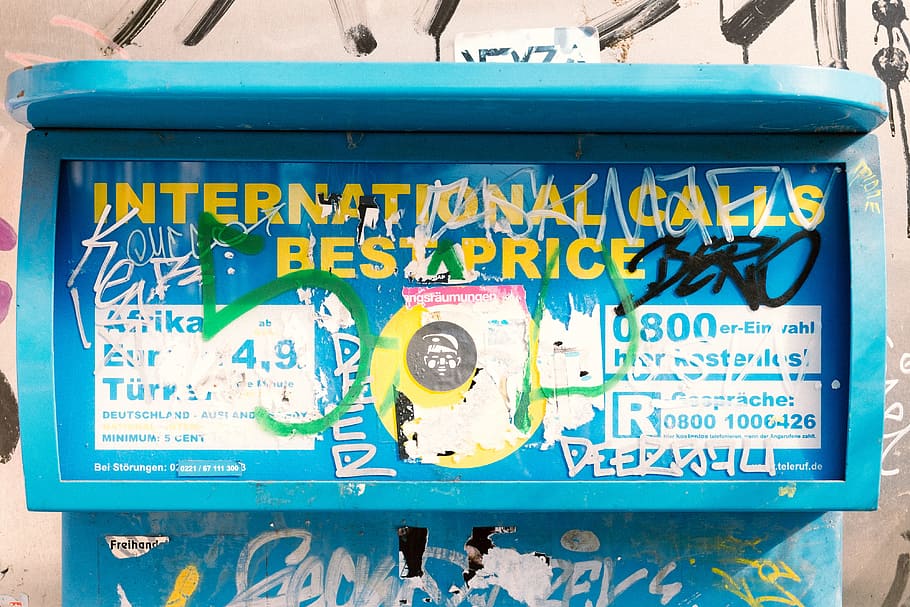 internacional, trucades, el millor, preu, un altre, editorial, text, comunicació, cap gent, tecnologia, mitjà d'informació, primer pla, guió occidental, dia, blau, guió, signe, script no occidental, metall, funció de construcció de parets, graffiti, arquitectura, a l'aire lliure, informació, pintura, senyal d'advertència, groc, equipament elèctric, 4K