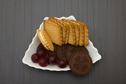 des biscuits, biscuits, blanc, céramique, assiette, aliments, cuire, pain, propager, vanille, table, délicieux, Nourriture et boisson, aliments sucrés, prise de vue en studio, à l'intérieur, personne, indulgence, fermer, fraîcheur, dessert, alimentation saine, prêt à manger, directement au-dessus, nature morte, fruit, bien-être, repas, collation, petit déjeuner, biscuit, vue grand angle, tentation, 4K, CC0, domaine public, libre de droits
