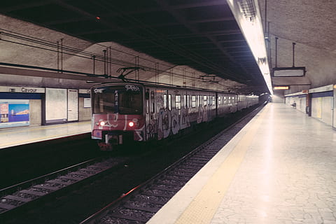 ultimul tren, alte, tren, transport, Sina de cale ferata, statie, stație de cale ferată, călătorie, mijloc de transport, oameni, tren - vehicul, transport public, metrou, transportul feroviar, urmări, iluminat, echipamente de iluminat, arhitectură, în interior, nici o persoana, gol, construită, tavan, sosire, platformă, 4K, CC0, domeniu public, fără drepturi de autor