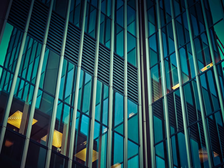 edifici de vidre blau, arquitectura, modern, edifici, façana, vidre, il·luminació, gratacels, ciutat, düsseldorf, façana de vidre, vidre - material, finestra, reflexió, color verd, exterior de l'edifici, marc complet, estructura construïda, vista d’angle baix, exterior d’edifici d’oficines, oficina, cap gent, dia, patró, a l'aire lliure, disseny, fons, 4K