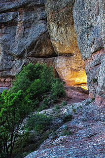 roques, naturalesa, entrada, llums, muntanya, pedres, montserrat, rock - object, paisatge, a l'aire lliure, canyon, escenics, pedra - objecte, geologia, formació de roca, bellesa a la natura, cap gent, penya-segat, rock, sòlid, dia, tranquil·litat, planta, textura, vista d’angle baix, geografia física, arbre, escena no urbana, aspre, escenics - natura, arquitectura, erosionat, formació, aigua que flueix, 4K, CC0, domini públic, lliure de regalies