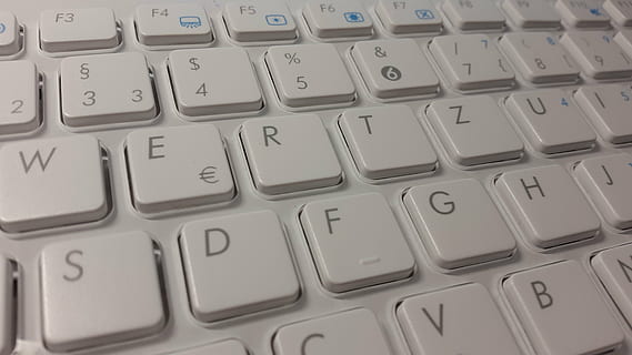 klawiatura, komputer, urządzenie wejściowe, wkład, tekst, listy, opuszczać, laptop, klawiatura komputerowa, biały, notatnik, klawiatura chiclet, peryferia, sprzęt komputerowy, wyposażenie komputera, technologia, pełna ramka, porozumiewanie się, połączenie, klucz komputera, żadnych ludzi, tła, list, część komputerowa, zbliżenie, alfabet, wzór, wysoki kąt widzenia, pismo zachodnie, wewnątrz, 4K, CC0, domena publiczna, darmowe zdjęcia