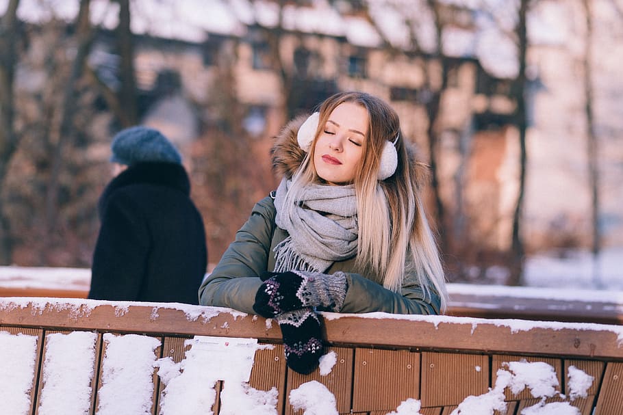 ženy, šedá, kabát, šátek, plot, sníh, zimní, bílý, Studený, počasí, led, stromy, rostlin, Příroda, lidé, žena, rukavice, studená teplota, teplé oblečení, dlouhé vlasy, vlasy, emoce, dospělý, oblečení, mladého dospělého, životního stylu, volnočasové aktivity, žen, krása, sedící, účes, teenager, krásná žena, venku, sněží, 5K