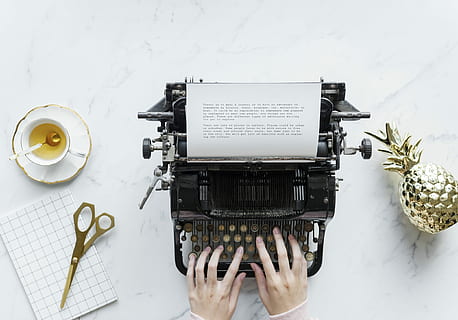 person typing, sort, skrivemaskine, Brun, saks, ved siden af, hvid, kop, hænder, arbejdsområde, kreativ, forfatter, hånd, høj vinkel visning, menneskelig kropsdel, menneskelig hånd, indendørs, direkte over, en person, papir, bedrift, meddelelse, bord, rigtige mennesker, teknologi, tæt på, tekst, voksen, offentliggørelse, drikke, forfriskning, finger, 1080P, CC0, offentligt domæne, royaltyfrie