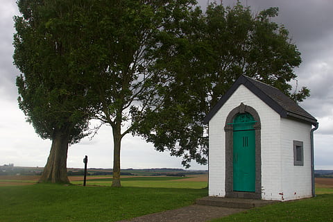 cappella, i campi, alberi, cielo, campo, nuvole, Saint-Donat, airone belgio, pianta, albero, struttura costruita, erba, architettura, colore verde, esterno dell'edificio, costruzione, crescita, natura, terra, religione, credenza, paesaggio, nessuno, giorno, luogo di culto, Casa, all'aperto, 5K, CC0, dominio pubblico, privo di copyright