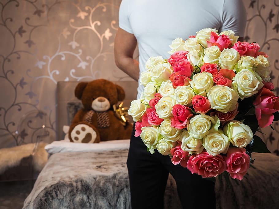 home, flors, pètals, regal, suportar, bonic, florir, florint, flor, bouquet, noi, primer pla, colors, flora, arranjament floral, rosa, roses, blanc, planta amb flors, secció mitjana, planta, bellesa a la natura, flor de roses, una persona, adult, celebració, vista frontal, dones, casament, esdeveniments de la vida, casat, persones reals, cap de flor, 4K
