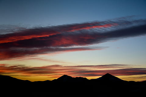 Silhouette, Berge, Orange, Blau, Himmel, Berg, Hochland, Landschaft, dunkel, Wolken, dunkle Wolken, Sonnenuntergang, Tal, Gipfel, Schönheit in der Natur, Szenen - Natur, wolke - himmel, ruhige Szene, Ruhe, Gebirge, Natur, keine Leute, Umgebung, idyllisch, Nicht-städtische Szene, orange Farbe, Dramatischer Himmel, Scheu, majestätisch, bedrohlich, 5K, CC0, gemeinfrei, lizenzfrei