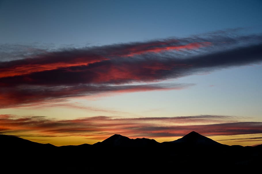 silueta, muntanyes, taronja, blau, cel, muntanya, muntanya alta, paisatge, fosc, núvols, fosc, núvols, posta de sol, vall, cim, bellesa a la natura, escenics - natura, núvol - cel, escena tranquil·la, tranquil·litat, Serra, naturalesa, cap gent, medi ambient, idíl·lic, escena no urbana, color taronja, cel dramàtic, por, majestuós, cim de muntanya, ominós, 5K
