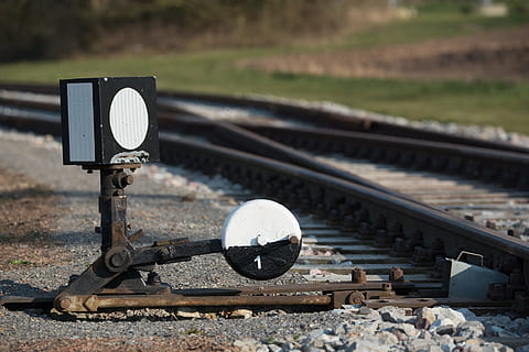 jernbane, blød, jernbane, spor, junction, spore, teknologi, switchman, mekanisk, manuel omskifter, jernbanespor, jernbanetrafik, udendørs, dag, Mark, landskab, ingen mennesker, jernbanetransport, transportmidler, fokus på forgrunden, sollys, transportform, natur, metal, meddelelse, jord, solid, tog, tog - køretøj, skilt, 1080P, CC0, offentligt domæne, royaltyfrie