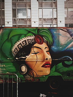 camion, graffiti, grigio, costruzione, donna, indossare, albero, capo, vestito, arte, parete, finestra, dipingere, arte e artigianato, rappresentazione umana, rappresentazione, modo di trasporto, creatività, auto, veicolo terrestre, giorno, architettura, colore verde, veicolo a motore, mezzi di trasporto, struttura costruita, avvicinamento, all'aperto, persone, testo, volto umano, 2K, CC0, dominio pubblico, privo di copyright