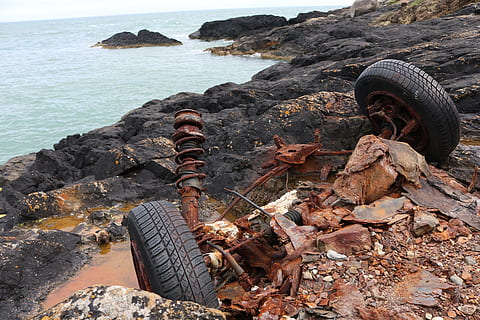 affald, skrot, kyst, rustfri, metal, gået i stykker, gammel, rusted, vrag, miljø, auto, rusten, køretøj, Junkyard, forurening, bortskaffelse, moden, gummi, metalskrot, korrosion, skrot bil, bil vraget, forlade, gammel bil, skrothandel, slukket, genbrug, oldtimer, rustfri karre, henfald, ødelagt, forvitret, retro, vand, hav, jord, natur, solid, klippe, strand, ingen mennesker, rock-objekt, dag, udendørs, hjul, skønhed i naturen, høj vinkel visning, dæk, transportmidler, ro, 5K, CC0, offentligt domæne, royaltyfrie