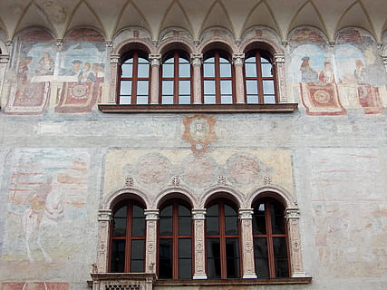 vindue, gammel, gammelt vindue, facade, historisk, forvitret, træ, glas, slå op, bygning, trævinduer, gammel by, vinduesrammer, åben, vinduesdekorationer, blomsterkasse, bue, arkitektur, bygget struktur, bygning udvendig, lav vinkel visning, ingen mennesker, dag, arkitektoniske kolonne, historie, fortiden, væg, udendørs, religion, sted for tilbedelse, tro, arkade, buet, vægmaleri, udsmykkede, 4K, CC0, offentligt domæne, royaltyfrie