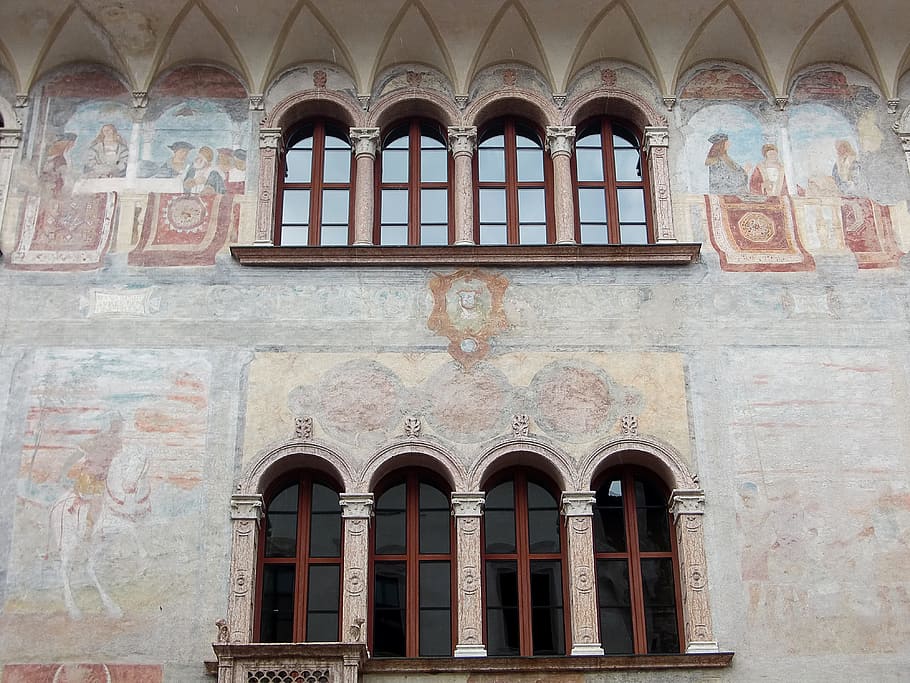 vindue, gammel, gammelt vindue, facade, historisk, forvitret, træ, glas, slå op, bygning, trævinduer, gammel by, vinduesrammer, åben, vinduesdekorationer, blomsterkasse, bue, arkitektur, bygget struktur, bygning udvendig, lav vinkel visning, ingen mennesker, dag, arkitektoniske kolonne, historie, fortiden, væg, udendørs, religion, sted for tilbedelse, tro, arkade, buet, vægmaleri, udsmykkede, 4K