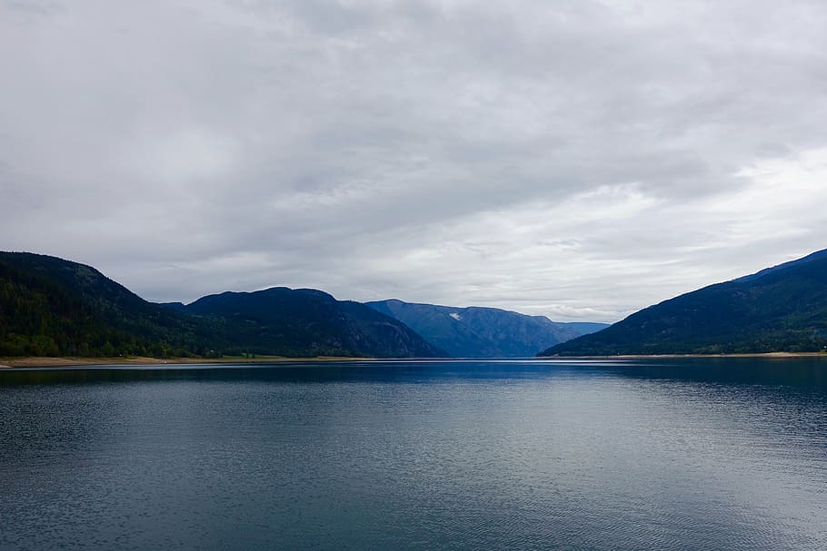 Berge, Blau, Landschaft, Reflexion, Naturlandschaft, Wasser, Berg, wolke - himmel, See, Himmel, Szenen - Natur, Schönheit in der Natur, ruhige Szene, Ruhe, keine Leute, Gebirge, Natur, Nicht-städtische Szene, Tag, Umgebung, Ufergegend, idyllisch, draußen, Fernbedienung, 5K