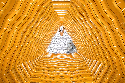 bajo, fotografía de ángulo, edificio, interior, arquitectónico, fotografía, amarillo, Alto, triángulo, forma, techo, estructura, resumen, Art º, arquitectura, caleidoscopio, Colmena, modelo, Cuarta temporada, guangzhou, rascacielos, adentro, iluminado, gente, estructura construida, hombres, religión, fotograma completo, adulto, longitud total, color naranja, en pie, creatividad, espiritualidad, compuesto digital, 5K, CC0, dominio público, libre de derechos
