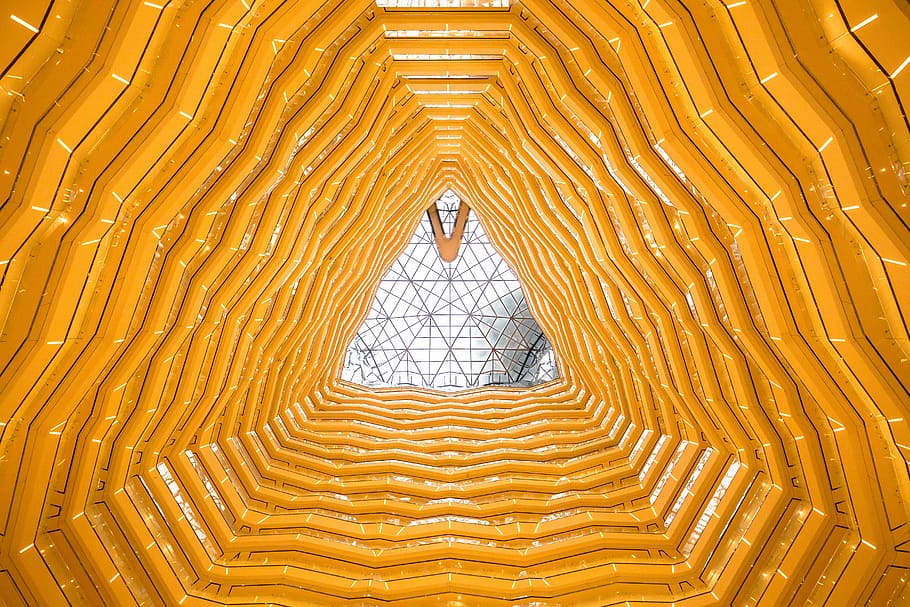 baix, fotografia d'angle, edifici, interior, arquitectònic, fotografia, groc, de gran alçada, triangle, forma, sostre, estructura, resum, art, arquitectura, calidoscopi, rusc, patró, quatre temporada, Guangzhou, gratacels, a l'interior, il·luminat, gent, estructura construïda, homes, religió, marc complet, adult, longitud completa, color taronja, de peu, creativitat, espiritualitat, compost digital, 5K