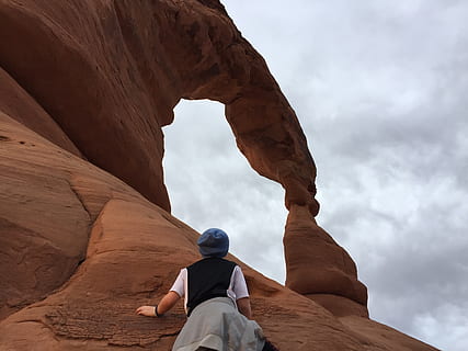 Wandern, moab, Utah, eine Person, wolke - himmel, Felsformation, Rock, Rock - Objekt, Himmel, Flachwinkelansicht, Lebensstile, Rückansicht, Tag, echte Menschen, solide, Freizeitbeschäftigung, Natur, Männer, physische Geographie, Bogen, draußen, Legere Kleidung, 2K, CC0, gemeinfrei, lizenzfrei