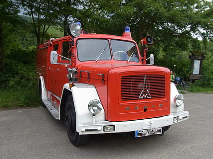 auto, vecchi tempi, fuoco, rosso, camion dei pompieri, mezzi di trasporto, modo di trasporto, veicolo terrestre, albero, pianta, giorno, autopompa, strada, camion, salvare, natura, città, veicolo a motore, occupazione, incidenti e disastri, stazionario, all'aperto, 2K, CC0, dominio pubblico, privo di copyright
