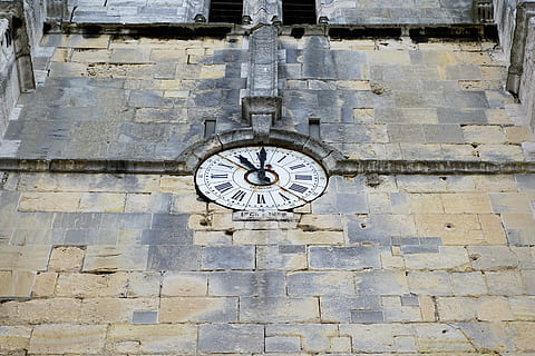 orologio, Chiesa, tempo, giorno, strutturato, vecchio stile, struttura costruita, architettura, nessuno, Inquadratura dal basso, forma geometrica, forma, cerchio, esterno dell'edificio, numero romano, modello, caratteristica della parete, Torre dell'orologio, costruzione, design, romano, all'aperto, Torre, quadrante, mano minuta, orologio da parete, 5K, CC0, dominio pubblico, privo di copyright
