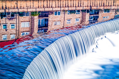 Wasser fällt, Wasser, Reflexion, Element, nass, fließen, Richtung, Gebäude, Blau, Rafting, Geschwindigkeit, keine Leute, Tag, Natur, die Architektur, gebaute Struktur, in einer Reihe, draußen, Ufergegend, Muster, Bewegung, Sonnenlicht, selektiver Fokus, Nahansicht, Grenze, Reiseziele, fließendes Wasser, Seite an Seite, Schwimmbad, 1080P, CC0, gemeinfrei, lizenzfrei