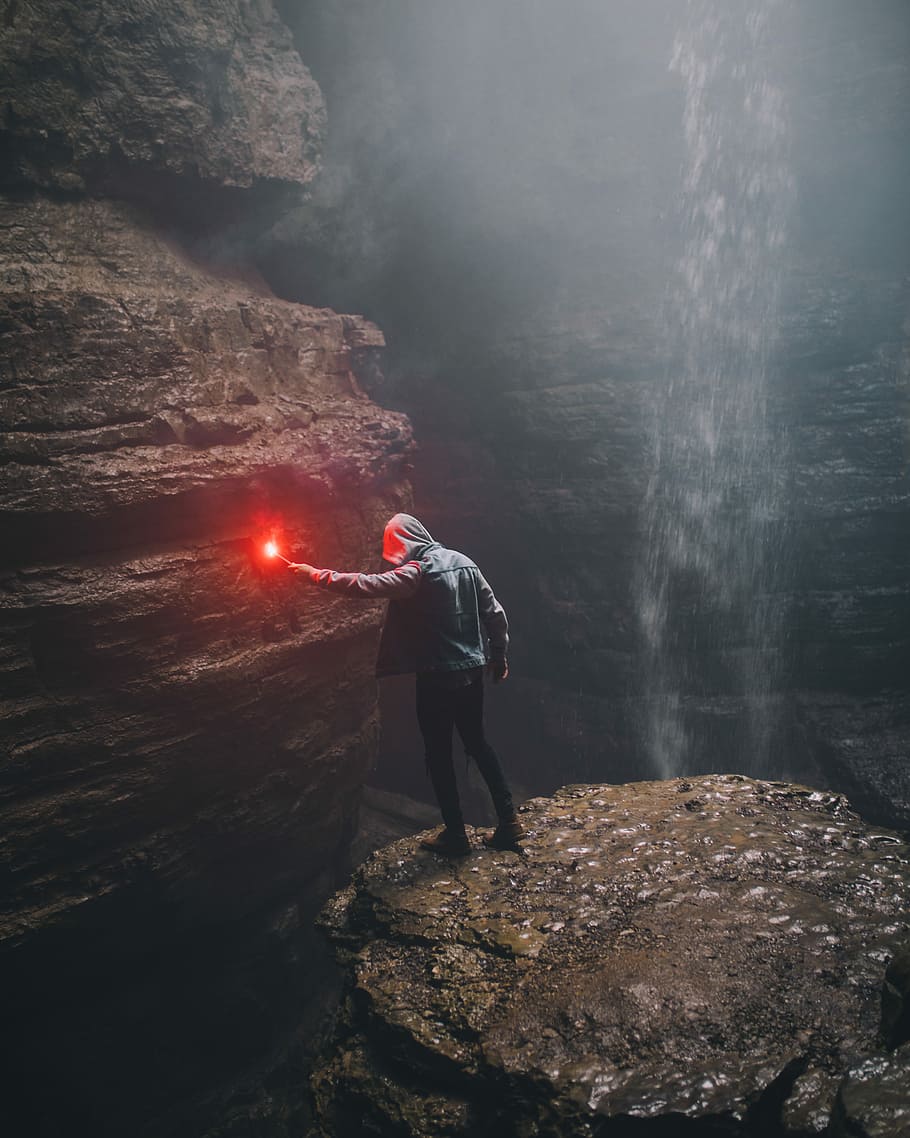 ty jsi, kouzelník, harry, muž, hospodářství, Červené, světlo, uvnitř, jeskyně, vedle, vodopád, světlice, #spelunking, #caving, #visionquest, #vodopád, #turistika, jedna osoba, skutečných lidí, stojící, plná délka, Příroda, volnočasové aktivity, Skála, pohyb, rock - objekt, životního stylu, scenics - příroda, pevný, muži, teplota - teplota, voda, dlouhé expozice, krása v přírodě, kouř - fyzikální struktura, venku, moci, 5K