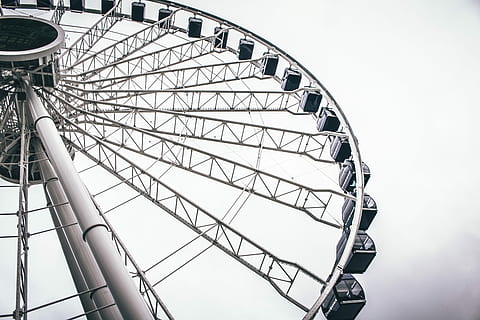 grijswaardenfoto, reuzenrad, worm, eye view fotografie, ferris, wiel, dag, hemel, hoogte, structuur, metaal, gebleekt, grijs, spaak, ondersteuningspost, carnaval rit, attractiepark, gondel, auto, kabel, lang, pretpark rit, kunst cultuur en entertainment, carnaval, reizend carnaval, lage hoekweergave, vrijetijdsbesteding, geometrische vorm, vorm, geen mensen, cirkel, natuur, ingebouwde structuur, heldere lucht, architectuur, genot, pret, kermis, opwinding, 5K, CC0, publiek domein, royaltyvrij