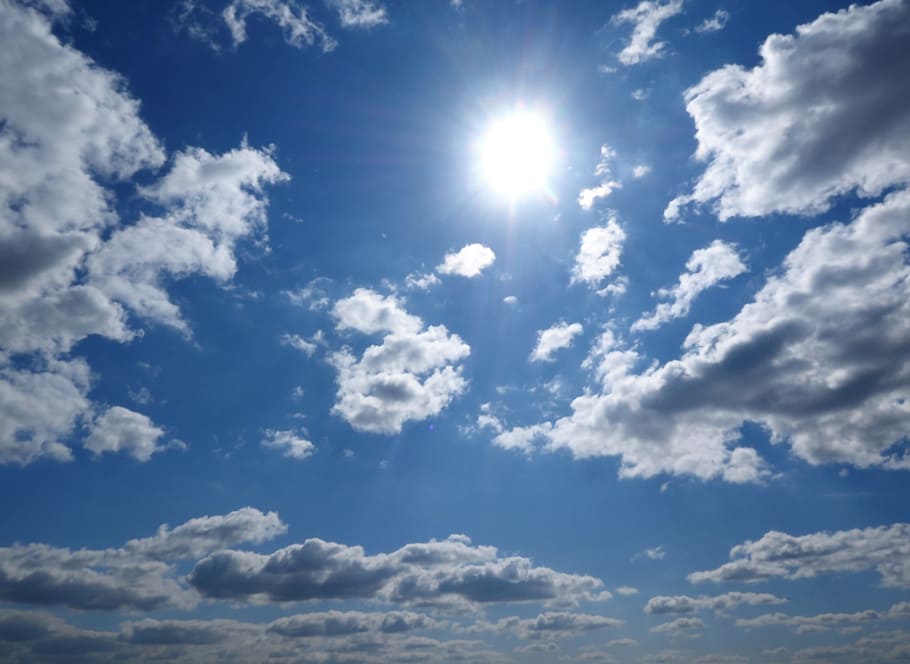 orm, øjenblik, skyer, Direkte, natur, plads, himmel, sky - himmel, sollys, skønhed i naturen, sol, solstråle, blå, scenics - natur, ro, dag, cloudscape, lav vinkel visning, ingen mennesker, lyse, linseflare, udendørs, idyllisk, baggrunde, hvid farve, meteorologi, Stærkt oplyst, renhed, 4K