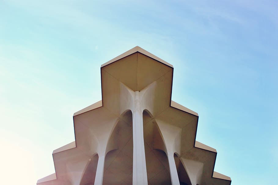 blanc, marró, concret, edifici, durant el dia, gris, blau, cel, arquitectura, façana, american vs british, Amèrica, UK, EUA, u, americà, v, lucy, evan, edinger, vlogger, vista d’angle baix, estructura construïda, cap gent, naturalesa, exterior de l'edifici, dia, a l'aire lliure, núvol - cel, forma, modern, transport, forma geomètrica, llum solar, religió, 4K