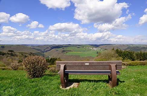 krajina, Příroda, mraky, Pohled, lavice, Lucembursko, bourscheid, tráva, pole, mrak - nebe, den, rostlina, nebe, hora, scenics - příroda, sedadlo, klid, krása v přírodě, životní prostředí, klidné scény, mimoměstské scény, zelená barva, nikdo, přistát, pohoří, venku, Lavička v parku, zvlněná krajina, 4K, CC0, veřejná doména, bez autorských práv