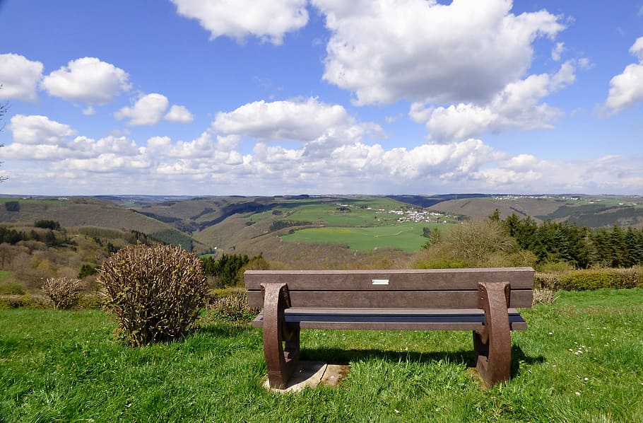 paisatge, naturalesa, núvols, vista, banc, Luxemburg, bourscheid, herba, camp, núvol - cel, dia, planta, cel, muntanya, escenics - natura, seient, tranquil·litat, bellesa a la natura, medi ambient, escena tranquil·la, escena no urbana, color verd, cap gent, terra, Serra, a l'aire lliure, Banc del parc, paisatge rodant, 4K
