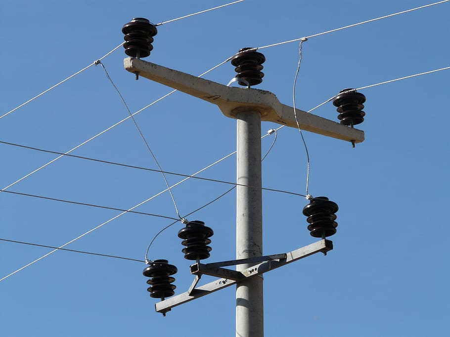 isolatori, elettricità, strommast, attuale, pilone, linea elettrica, energia, cavo, blu, cielo, giorno, cielo sereno, all'aperto, Inquadratura dal basso, attrezzatura per l'illuminazione, natura, cartello, nessuno, tecnologia, lampione, combustibile e produzione di energia, strada, connessione, guida, comunicazione, linea telefonica, Alimentazione elettrica, 2K