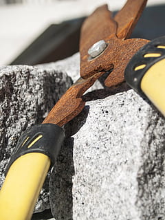 forbici, cesoie, ruggine, strumento, estate, pietra, macro, arrugginito, vecchio, fresa, attrezzatura, industria di costruzioni, strumento di lavoro, giorno, avvicinamento, metallo, nessuno, all'aperto, concentrarsi sulle conoscenze acquisite, strumento a mano, natura, luce del sole, vista dall'alto, legno - materiale, Marrone, natura morta, messa a fuoco selettiva, dado - chiusura, martello, chiodo, 2K, CC0, dominio pubblico, privo di copyright