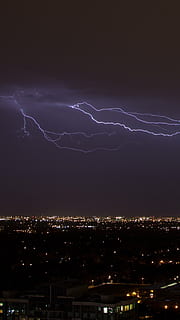 trons, tempesta, llamps, poder a la natura, nit, cel, poder, il·luminat, exterior de l'edifici, arquitectura, núvol - cel, bellesa a la natura, estructura construïda, paisatge urbà, ciutat, senyal d'advertència, naturalesa, cap gent, signe, a l'aire lliure, ominós, 1080P, CC0, domini públic, lliure de regalies