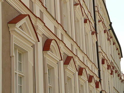 hjem, facade, vindue, bygning, tagplade, bygget struktur, arkitektur, bygning udvendig, lav vinkel visning, ingen mennesker, dag, mønster, træ - materiale, udendørs, boligområde, gentagelse, fuld ramme, beskyttelse, i en række, sikkerhed, hus, baggrunde, loft, lejlighed, 2K, CC0, offentligt domæne, royaltyfrie