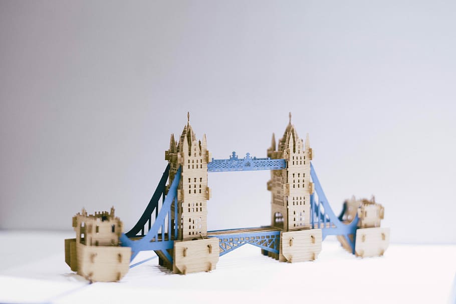 Marrone, blu, torre di figura del ponte, giocattolo del ponte, bianca, superficie, costruzione, ponte, architettura, struttura, modello, la neve, inverno, nessuno, destinazioni di viaggio, girato in studio, temperatura fredda, natura, Torre, struttura costruita, viaggio, esterno dell'edificio, comunicazione, il passato, storia, giorno, Colore bianco, copia spazio, 5K