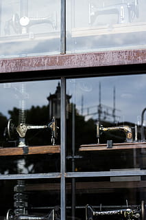 verscheidene, naaimachine, Glazen raam, untitled, zanger naaimachine, vitrine, tonen, venster, ruit, reflectie, het naaien, detailopname, geen mensen, eten en drinken, glas - materiaal, dag, focus op de voorgrond, binnenshuis, plank, fabriek, transparant, drinken, houder, fles, metaal, verfrissing, industrie, bedrijf, stilleven, glas, 4K, CC0, publiek domein, royaltyvrij