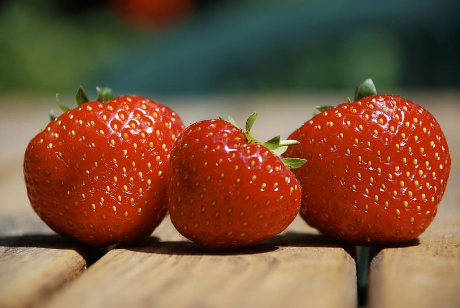 aardbei, zomer, drie, rood, houten, vers, gezond, BES, natuur, tuin-, heerlijk, fruit, versheid, eten en drinken, gezond eten, voedsel, detailopname, focus op de voorgrond, geen mensen, dag, welzijn, bessen, selectieve aandacht, hout - materiaal, sappig, stilleven, rijp, buitenshuis, 4K