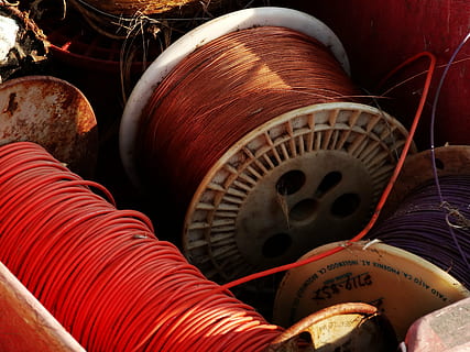diversos, bobina, elèctric, cables, cable, coure, equipament, indústria, cap gent, vermell, gran grup d'objectes, a l'interior, contenidor, primer pla, natura morta, art i artesania, dia, abundància, nombre, cistella, elecció, grup d'objectes, vista d’angle alt, patró, mercat, variació, artesania, 4K, CC0, domini públic, lliure de regalies