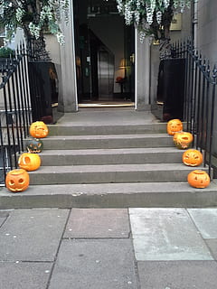 Halloween, Kürbis, Eintrag, die Architektur, Gebäudehülle, gebaute Struktur, Treppe, orange Farbe, keine Leute, Gebäude, Lebensmittel, Stadt, draußen, Tag, Haus, Stufen und Treppen, Essen und Trinken, Eingang, Wohngegend, Gelb, Lichtanlage, Orange, 2K, CC0, gemeinfrei, lizenzfrei