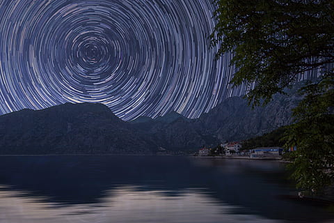 danau, pemandangan, cahaya, gunung, di luar rumah, langit, selang waktu, pohon, air, ruang, astronomi, malam, bintang - ruang, alam, jejak bintang, paparan panjang, scenics - alam, tidak ada orang, keindahan di alam, gerakan, refleksi, adegan yang tenang, ketenangan, konsentris, 4K, CC0, domain publik, bebas royalti