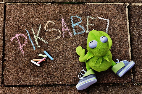Kermit, frø, knælende, foran, piksabet, skriftlig, jord, straßenkreide, typografiske fejl, kridt, maling, pixabay, farverig, gade kridt, tegne, malet, tegning, maleri, blødt legetøj, udstoppet dyr, frøer, sjov, nuttet, skrifttype, repræsentation, legetøj, barndom, grøn farve, Kunst og håndværk, tøjdyr, kreativitet, tæt på, høj vinkel visning, stilleben, tekst, multi farvet, Bamse, dag, meddelelse, menneskelig repræsentation, natur, håndværk, 5K, CC0, offentligt domæne, royaltyfrie