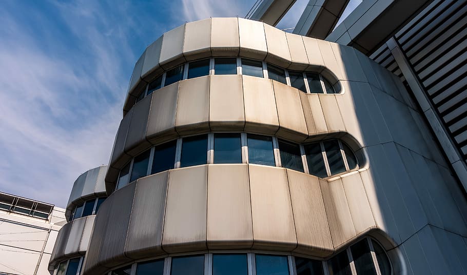 fotografia d'angle baix, blanc, edifici, façana, finestra, modern, arquitectura, arquitectura moderna, metàl·lic, estructura construïda, exterior de l'edifici, ciutat, cel, cap gent, a l'aire lliure, indústria, vista d’angle baix, vidre - material, exterior d’edifici d’oficines, barri residencial, dia, naturalesa, patró, negocis, disseny, 5K