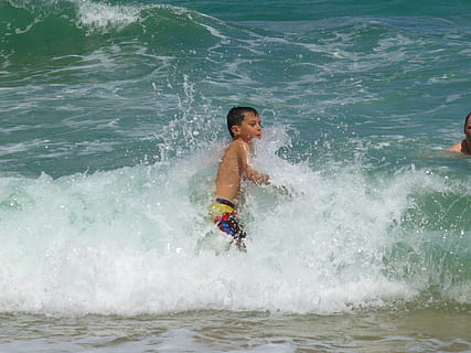 dreng, bølger, hav, strand, sjovt, vand, ocean, strand, ferie, barn, sommer, ung, glæde, sand, sol, udendørs, aktiv, kaukasiske, våd, solrig, rejse, en person, bevægelse, sprøjt, fritidsaktivitet, hav, sport, bølge, surfing, vandsport, livsstil, nydelse, rigtige mennesker, herrer, dag, natur, havnefronten, magt i naturen, spænding, 2K, CC0, offentligt domæne, royaltyfrie