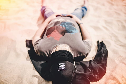 pria, Abu-abu, kemeja, bohong, pasir, coklat, hitam, topi, basecap, pantai, tidur, berjemur, jenggot, diam, matahari, berselancar, pasir beaach, pasir pantai, berbaring di atas pasir, berbaring, bagian tubuh manusia, dewasa, tampilan sudut tinggi, berbaring telentang, satu orang, laki-laki, bagian tubuh, relaksasi, bagian rendah, pakaian kasual, dahan, perempuan, penuh, gaya hidup, tepat di atas, kaki manusia, anggota tubuh manusia, 2K, CC0, domain publik, bebas royalti