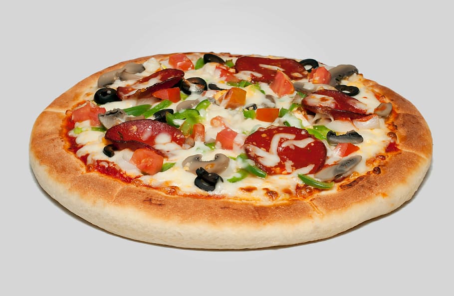 ganze Käsepizza, Rindfleisch, Peperoni, Pizza, Käse, Essen und Trinken, Lebensmittel, Studioaufnahme, Mozzarella, Scheibe, gebacken, Fast Food, Gemüse, ungesunde Ernährung, Milchprodukt, ausgeschnitten, Frische, Olive, italienisches Essen, drinnen, Obst, keine Leute, Wurst, Fleisch, Pfeffer, Mahlzeit, Snack, Kraut, 4K