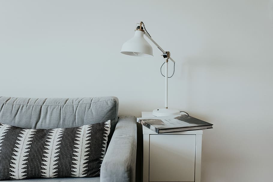 Weiß, Schreibtischlampe, grau, Stoffcouch, Buch, Tabelle, Tischlampe, neben, Sofa, Lampe, Licht, Zuhause, Couch, minimal, Polster, Schatten, Wohnung, neutral, Design, Möbel, drinnen, Lichtanlage, elektrische Lampe, Wohnraum, Wohngebäude, keine Leute, Schlafzimmer, Bett, weiße Farbe, Das Leben zu Hause, Lebensstile, Kissen, Einfachheit, Nachttisch, kopieren sie platz, Technologie, Wandbau - Funktion, Stillleben, 5K